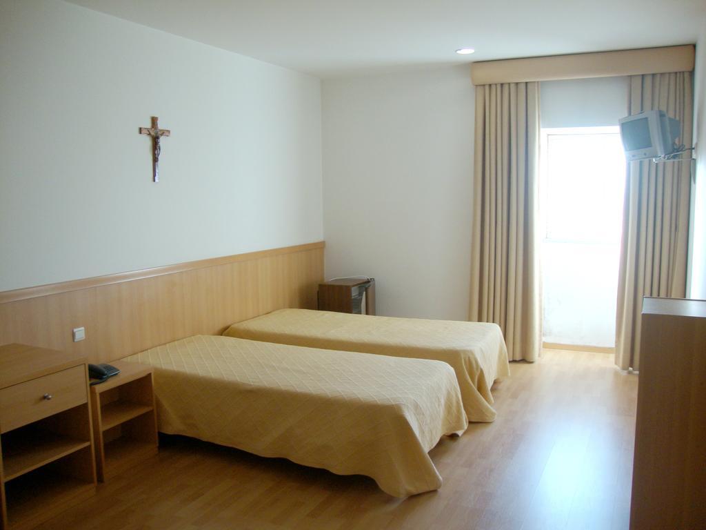 Hotel Casa De Retiros N. S. Perpetuo Socorro Guimarães Habitación foto